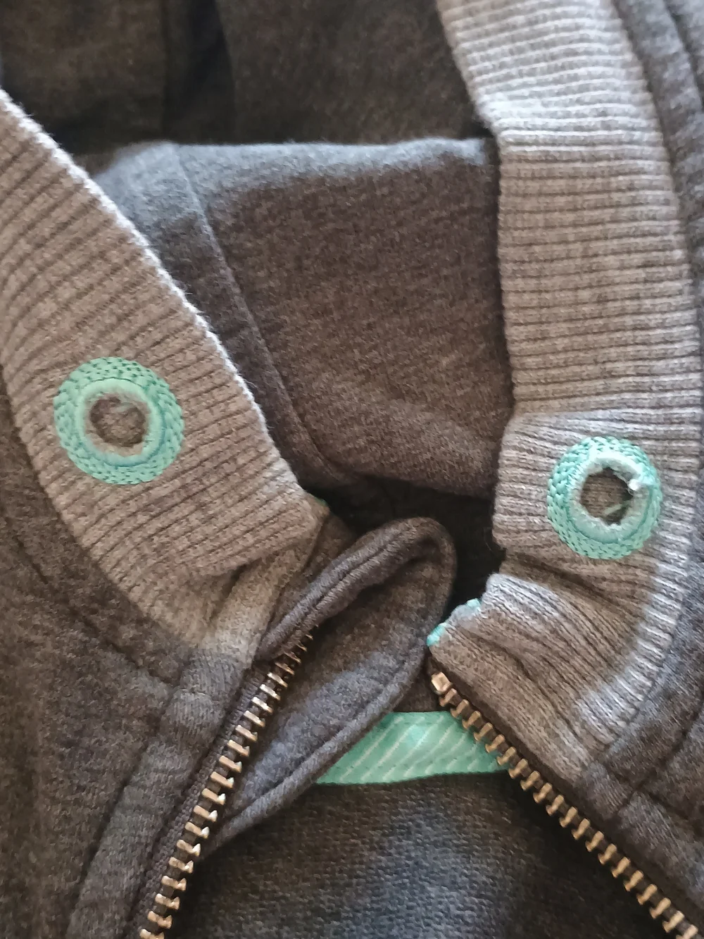 EUClululemon athletica Charcoal Gray Top with Aqua Trim *Read Listing*